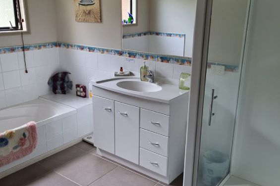 The Sunrise Room - bathroom